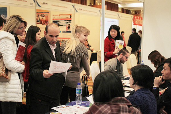 A recruitment fair sponsored by the State Administration of Foreign Experts Affairs attracted foreigners in Beijing. The number of foreign employees could grow, experts say.[Photo/for China Daily]
